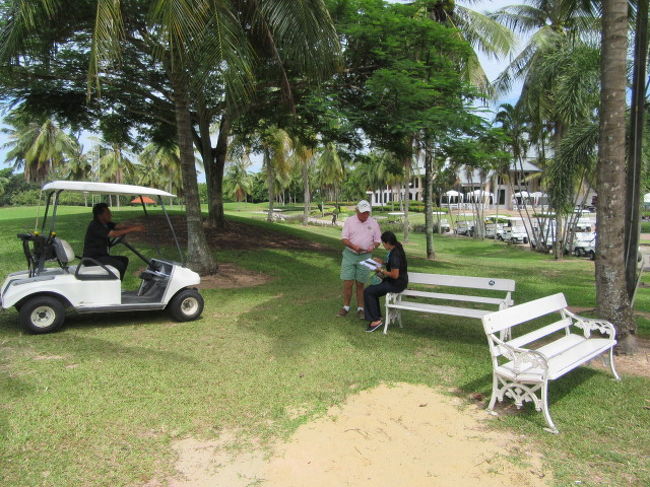 【EASTERN STAR COUNTRY CLUB &amp; RESORT】<br />【LINKSゴルフバーで参加】<br />25人参加、タイ定住者と観光客のいじまじり<br />Ｇ＋ＣＡ＋カート＝1250バーツ<br />カート無しだと、G=700+Ca350=1050バーツ<br />200バーツの違いで、特別価格の説明有り。<br />マスター室は、この場所です。<br />この近辺のコースは、こんな感じで、プレー順番案内です。<br />