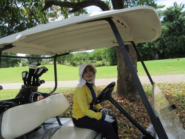 【EASTERN STAR COUNTRY CLUB &amp; RESORT】<br />キャディさん....ベテランさん<br />男女一人ずつのお子様有り<br />バタフライ夫とは離別<br />男はもういらないとか....ファランもヤダとか。<br />人生色々です。<br />何時もは歩きですので、一寸ペースがおかしくなった日でした。<br /><br /><br />グリーン読みは丁寧指導....でも入らず。<br />砂入れてるので、イレギュラーが多かった。