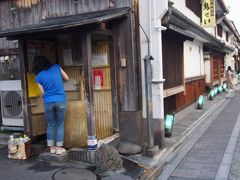 奥は鳥せいさん

手前は伏見七名水の一つ、白菊水。