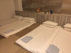 成田に着いたのは夜遅く。
ホテル日航成田のファミリルームは和室。
久しぶりのお布団が嬉しくてグッスリ。
