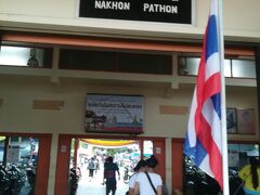 途中世界一の高さの仏搭があるナコンパトム駅で降りることにしました。駅から徒歩で寺院があるんで。