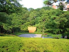 八芳園へ。
日本庭園の池の畔にある水亭は改修工事中でした。