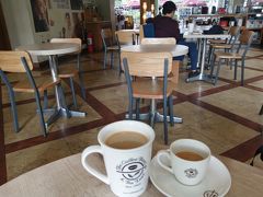 朝食後、アヤラでカフェと両替。

10時前に開いている数少ない店「The Coffee Bean & Tea Leaf」。
アメリカーノ120ｐと、エスプレッソ115ｐ。