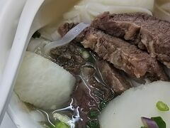 作業が済むころにはすっかり雨が上がっていて、助かりました！

早速トラムに乗って、夕食にします。

天后にある華姐清湯�崛(sister wah)は、娘もお気に入りです。
牛バラスープ麺に、スープで煮込んだ大根を追加していただきます。

清湯牛腩河（HK$50）
大根追加(HK$8)
半年前にも来ているのですが、また値上がり・・
