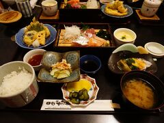 この日は境港のお食事処 日本海で友人と食事。すごいボリュームだ…