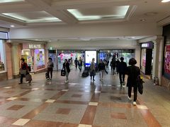 金海空港からゲストハウスのある西面までは電車で向かいました。空港駅の場所がちょっとわかりにくかったですが、外へ出てバス乗場、タクシー乗場を通り過ぎた右奥にありました。乗り換えも含め45分くらいで西面に到着です。
地下街のネイチャーリパブリックは凄い。韓国語のみならず、日本語、中国語対応の店員さんがいてお客さんの言語に合わせた店員さんが接客してくれる！プチプラブランドなのに！