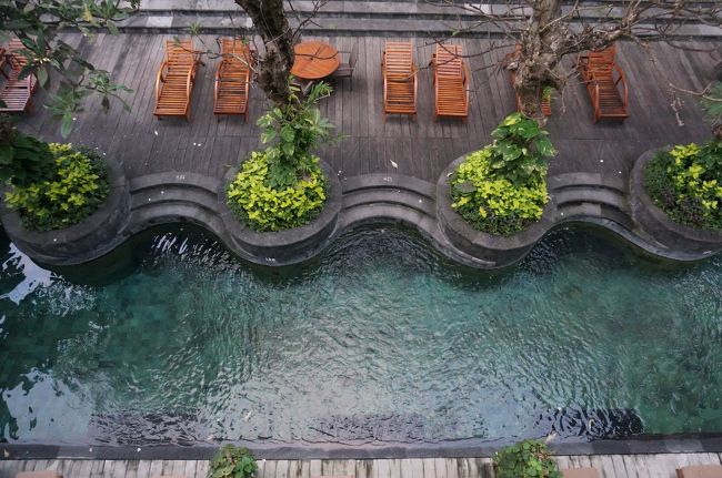 お部屋から眺めたプール。<br />夜見たときとはまた別世界ね。