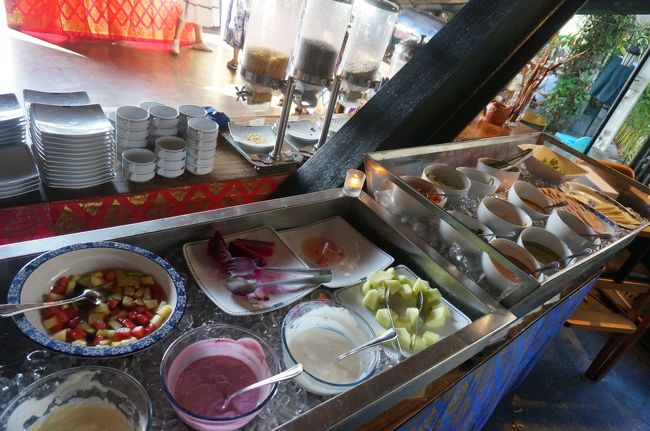 サラダとヨーグルトやフルーツ。