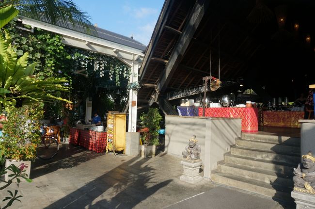 こちらは通りから見た朝食会場です。<br /><br />明るくてきれいです。<br />宿泊客だけでなく、朝食だけ利用されている方もいました。