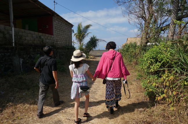 始めにクサンバの塩を購入しに来ました。<br /><br />サヌールから車で１時間もかかりません。<br />道路も空いてるので、スムーズにここまで来れました。
