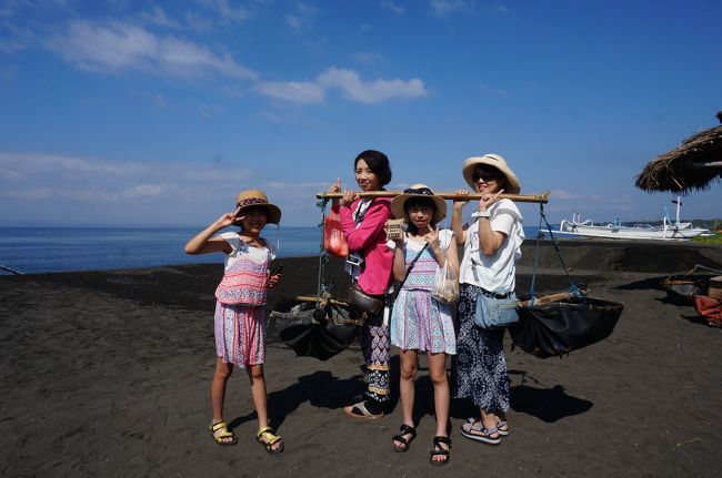 これに水を入れて担いで歩くなんて。<br /><br />何にも入ってなくても、重かったです。