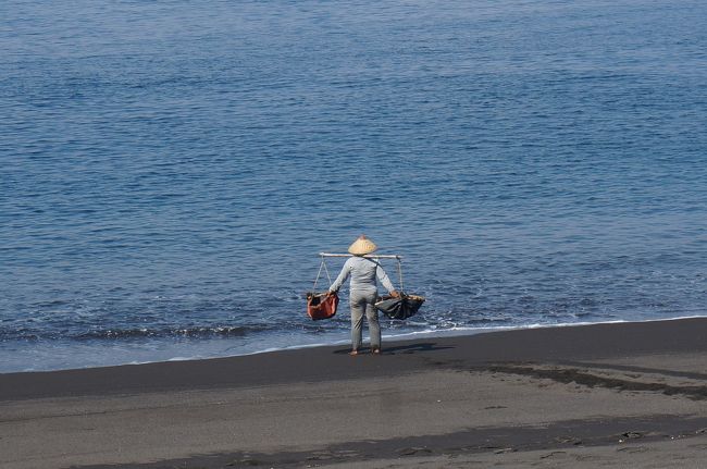 ちょうど、お塩作りをしていました。<br />海に直接水を汲みに行きます。