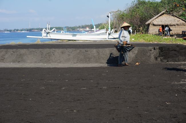 この砂場の１面に汲んできたお水をまきます。<br />
