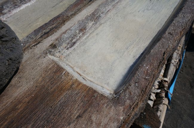 乾燥させて砂を取り除き、また乾燥させて…。<br /><br />地道な作業を繰り返して、美味しい天然塩が出来上がります。