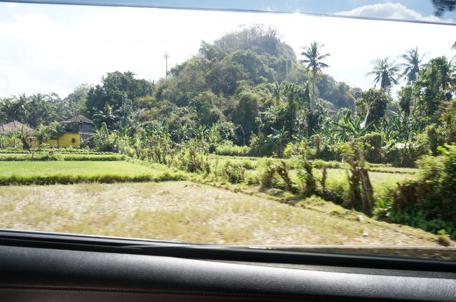 クサンバを後にして、次の目的地に行きます。<br /><br />のどかな田園風景が続きます。