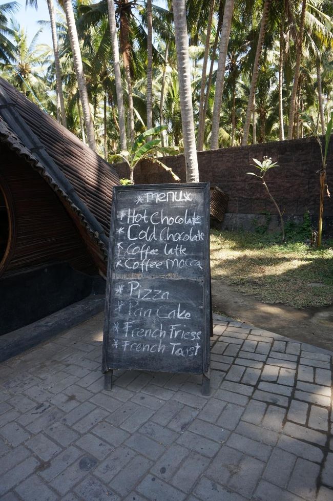 外にはちょっとしたカフェもあります。