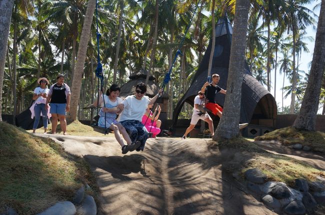 今、流行りのブランコに乗ってみたり…。