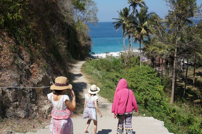 駐車場から、少し歩きます。<br /><br />もうすでに青い海が見えてます！
