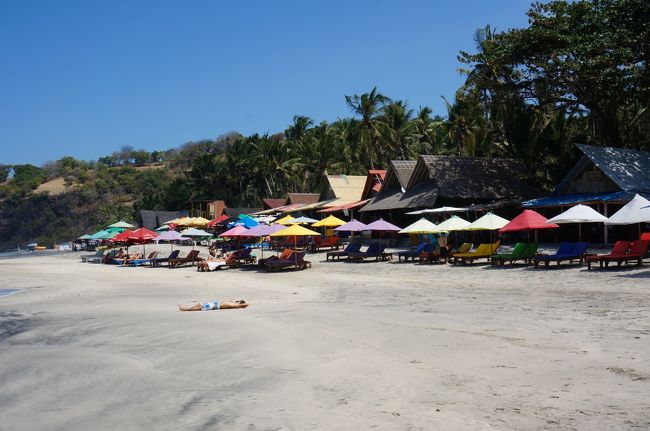Beach沿いにはカラフルなパラソルもあります。<br /><br />レストランで食事すると、無料で貸してくれます。