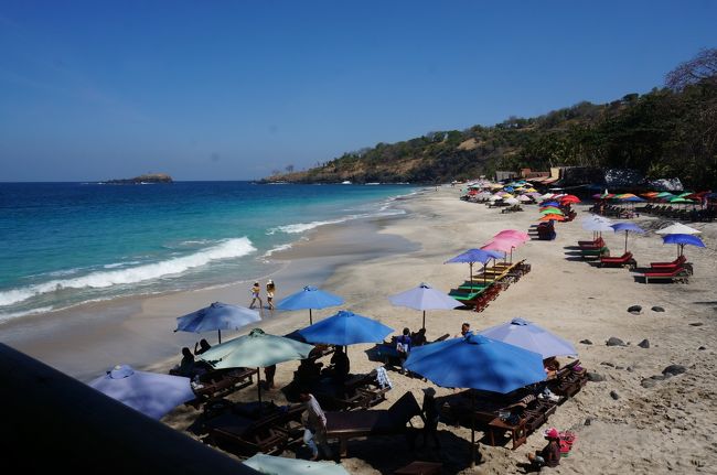 ランチはビーチを一望できるワルンへ…。