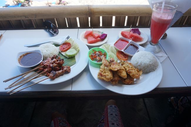 サテとエビを揚げたもの。<br /><br />サンバルマタが辛いけど、美味しい！！<br />