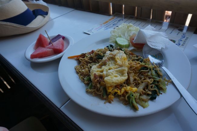 ミーゴレンも同じ値段よ。<br />ちょっと高いよね。<br />観光客値段ね。（まだ言ってる）きっと。<br /><br />でも、お味は良かったし。<br />しつこいようだけど、<br />ここのフレッシュジュースは最高に美味しかったからいいんです！！！<br /><br />二日目後半に続く…