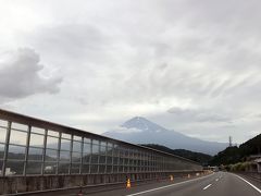 東名高速を走行していると、行く手に富士山が見えた。
