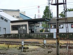 茨城県・下館駅にいるところから。
こちらは、関東鉄道のホーム。
前回の旅行記にも載せているのですが、この駅は、関東鉄道（常総線）・真岡鐵道・ＪＲ東日本（水戸線）と３つの事業者の路線が交わるところです。
関東鉄道はちょっとだけ離れたところにホームがあります。
真岡鐵道のホームは昔は国鉄線だったせいか、ＪＲ東日本のホームと隣接しています。