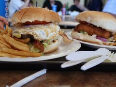 ●2日目
お腹が空いたらランチにメスクラドス
コンテストで優勝したバーガーとエビバーガー。
いずれにしても巨大です。
味はさすが、どれもうまい！
