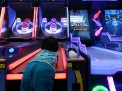 ●3日目
チャッキーチーズ！
ゲームセンターとランチがセットで楽しめるワンダーランド。
大人にとっては休息のひととき。（ママは一緒になって楽しんでました、、）
入り口でのセキュリティがしっかりしていて安心して遊べるんです。日本にはない、これは上陸するでしょう。