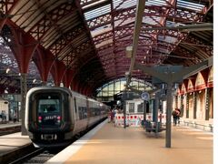 空港から15分ほどでコペンハーゲン中央駅
（Kobenhavns Hovedbanegard）に到着。

電車の顔がゴム製なことに面食らいます。