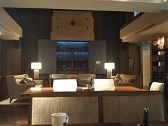 レスイーツ台北チンチェン(台北商旅慶城館)(LES SUITES TAIPEI-CHING CHENG)

ホテルランク５


なんかわかる気がする・・・5が付くのが

小さいホテルで、中に大きなレストランがあったりとかはしないのですが、

まず驚いたのはフロントのおねーさんたちのクオリティー・・・

「にーはお　あいはぶぶっきんぐ　チェックインプリーズ」と言ったら


サクサク対応パスポートをお渡しいたらまずこちらのラウンジへ通される

