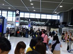 1時間程で成田空港到着
先にフォートラベルで借りたwifiをとりにいく
ターミナルの反対側のRカウンターに着くとすでにホーチミン行きは長蛇の列

そのうちハノイ線も長い列ができました。
