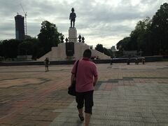 ホテルからシーロム駅方面に１０分歩いて、ルンピニー公園を目指します。
大都会の真ん中に広がる恩賜公園。
日本なら新宿御苑や日比谷公園みたいな場所でしょうか？
