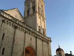 聖ロヴロ大聖堂

トロギールで最も重要な建物で、13～15世紀にかけて建てられたもの。