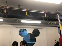 さて、お腹も満たされたしディズニーランドに向かいます。
列車もミッキー！