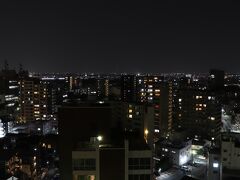 1106号室からの夜景。
画像中央やや左付近が中浦和駅。