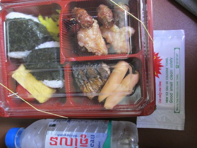 昼食用のお弁当が配られる。<br />移動の間に食べたんだけど、日本食っぽくて美味。<br />おにぎりもありがたい。<br /><br />毎日１本づつペットボトルの水も頂いた。