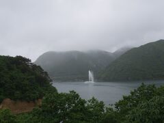 国道から見える七ヶ宿湖では噴水が打ち上がってました。
