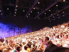 １４：４５

さて、ほんとはこの前に『サマー・ブラスト』というお城前で行われる水かけショーを観ようと思っていました。

が、開始直前にまたまた激しいスコールと雷で中止になってしまったので、アナ雪にやって来ました。

大人気で劇場は満席！