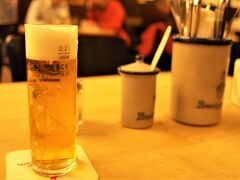 ケルンではケルシュを飲まなくてはならないらしい。
しかも、シュタンゲと呼ばれる200ミリリットルの細長いグラスで飲むのがケルン流。

下戸の私でも、200ミリリットル、しかもアルコール度数5％くらいなら飲めるかも。せっかくだったらソーセージも食べたいし、とネットで探して夕食へ。