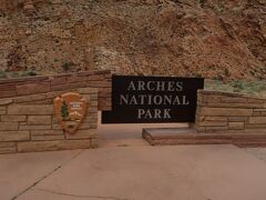 アーチーズ国立公園　Arches National Park
わりと小さめの看板。