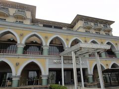 こちらが宿泊したホテル、「リヴィエラししくい」です。遠目には洒落たデザインのリゾートホテル風に見えますが、かなり老朽化していて、リゾートホテルというよりは、昭和の温泉宿、といった感じのクオリティです。まあ、国道沿いの道の駅に隣接していてアクセスしやすく、この辺りの海で遊ぶには便利な立地ではあります。