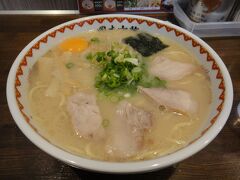 昼食は徳島のご当地グルメ、徳島ラーメンを食べてみようと思い、小松島市内の「岡本中華」を訪れました。徳島ラーメンは、スープの種類によって「茶系」「黄系」「白系」に分けられますが、こちらは豚骨スープの「白系」を代表する有名店です。スープは濃厚でありながら臭みのようなものは無く、いつまでも食べていたくなるような美味しさでした。