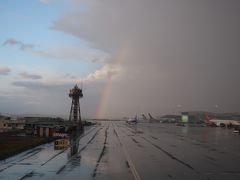 ＡＺ７８５は、定刻より５０分以上遅れて
夜８時前にレオナルド ダ ヴィンチ国際空港に到着です。
雨が降ってます！

おおお！虹だ！
縁起のいい前兆？