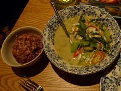 【Ginger Kafe：グリーンカレー 195B、ブラウンライス 35B】

タイに来たらグリーンカレーは外せない。
ココのカレーは外国人仕様なのか辛くなかった。
辛すぎるのも怖いが、もう少し辛いくらいが我が家には調度いい。
辛くない以外は満足のいく味だった。
ちゃんとしたレストランのカレーの味だった。