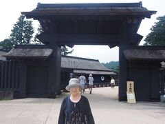 神社前からタクシーを捕まえて、箱根関所跡まで一気に走る。９１０円。

京口御門（京都側の門）から入る。