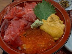 ご馳走してくれるとのことで
遠慮なく、ウニいくら中落ち丼（1800円）を注文ですｗ

ウニがダントツで旨すぎます…！
100円回転寿司で口にするぐらいだったからなぁ；；