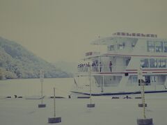 十和田湖の遊覧船。
（露出オーバーの失敗写真）
ポジフィルムはネガに比較し、ラティチュードが狭く、露出がシビア。
