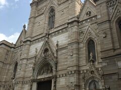 ナポリを象徴する大聖堂
ドゥオーモ
外観も素晴らしいのですが
中にはいると・・・
